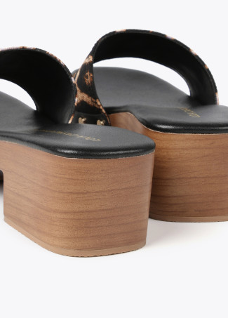 Clog aus Leopardenstoff