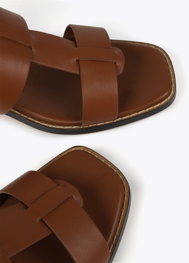 Sandalen mit Absatz Holzoptik