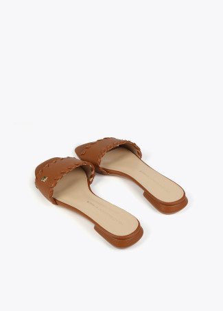 Flache Sandalen mit geflochtenem Detail