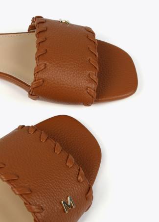 Flache Sandalen mit geflochtenem Detail