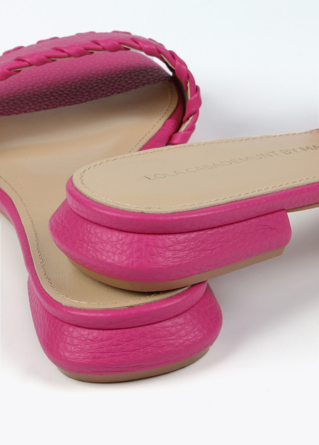 Flache Sandalen mit geflochtenem Detail