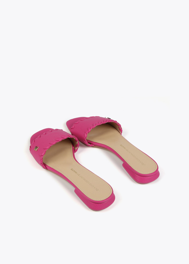 Flache Sandalen mit geflochtenem Detail