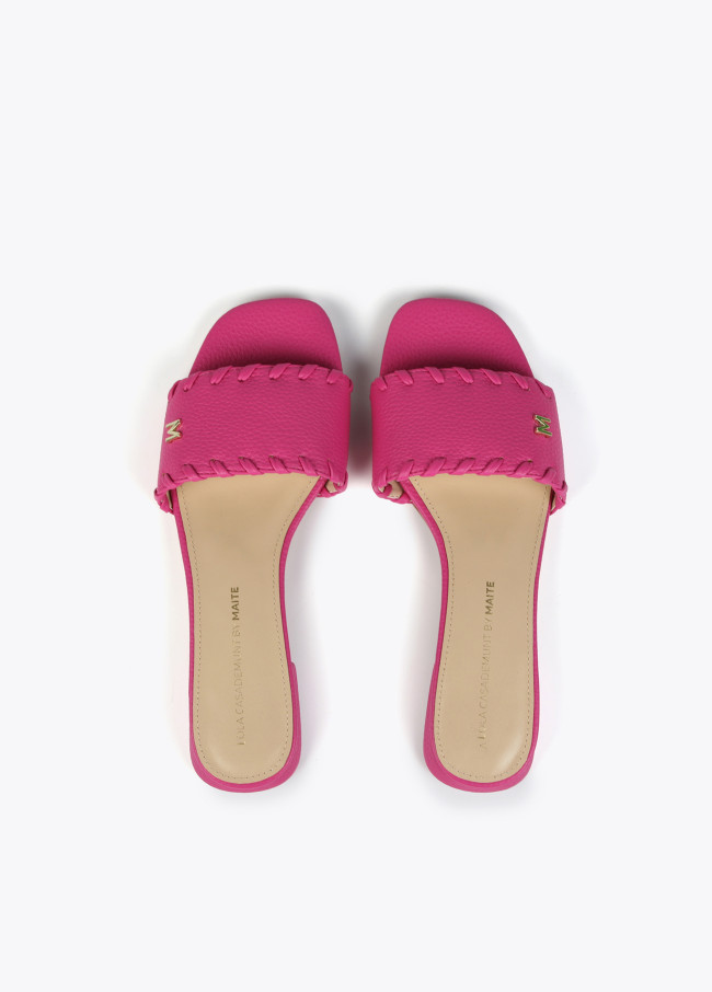 Sandália de pala com pormenor entrançado