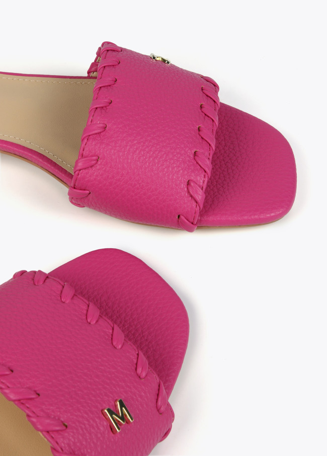 Flache Sandalen mit geflochtenem Detail