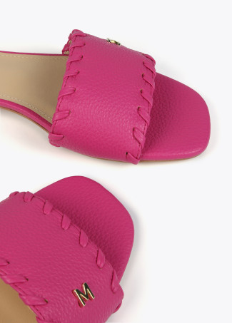 Flache Sandalen mit geflochtenem Detail