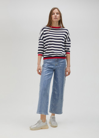 Dünner Pullover mit zweifarbigen Streifen.