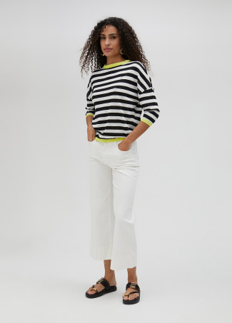 Dünner Pullover mit zweifarbigen Streifen.