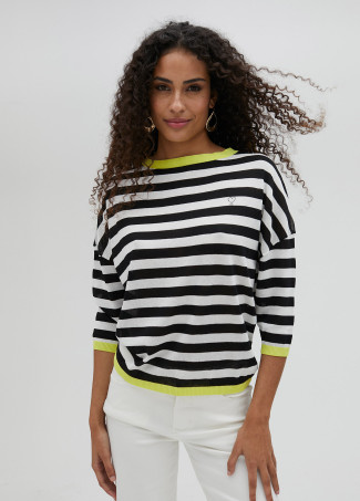 Dünner Pullover mit zweifarbigen Streifen.