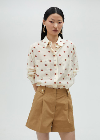 Camisa às bolinhas semitransparente