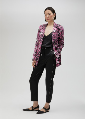 Calças jogger com tachas em cetim