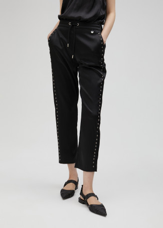 Calças jogger com tachas em cetim