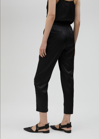 Calças jogger com tachas em cetim