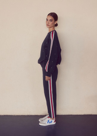 Sweatshirt com fita desportiva e strass