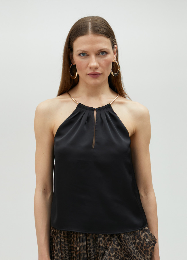 Top scollo all'americana con catena