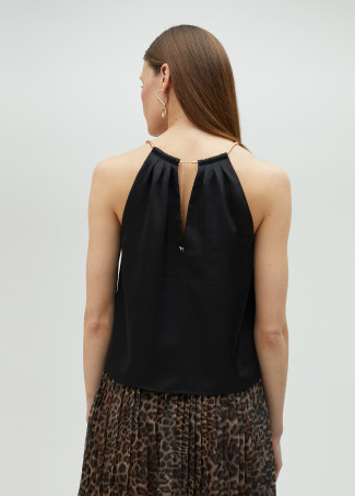 Top scollo all'americana con catena