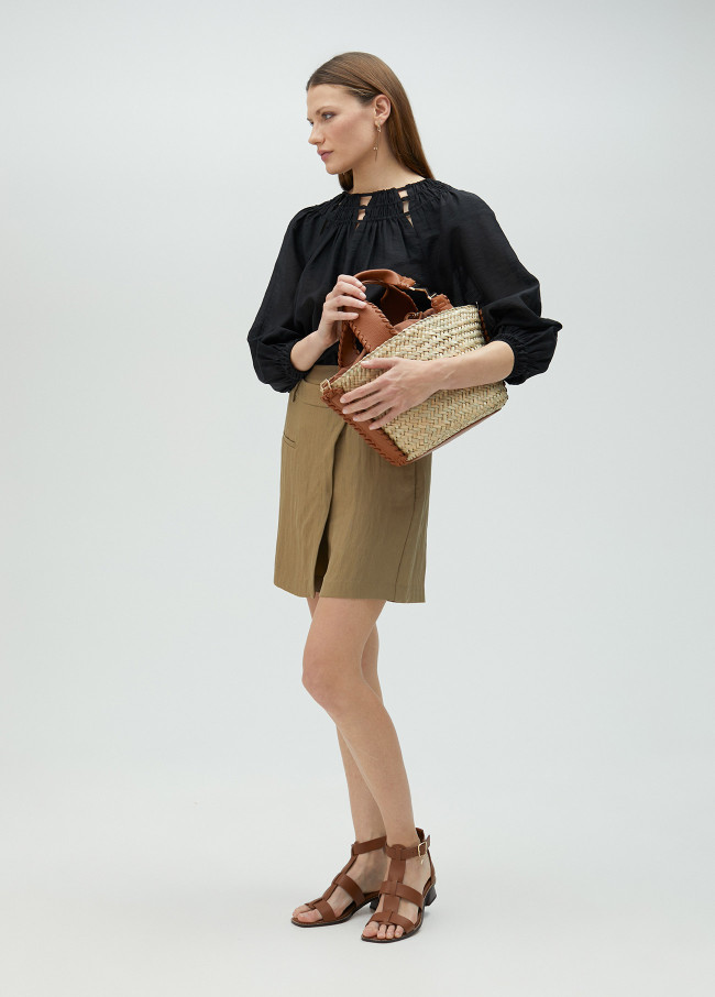 Blouse with collar detail