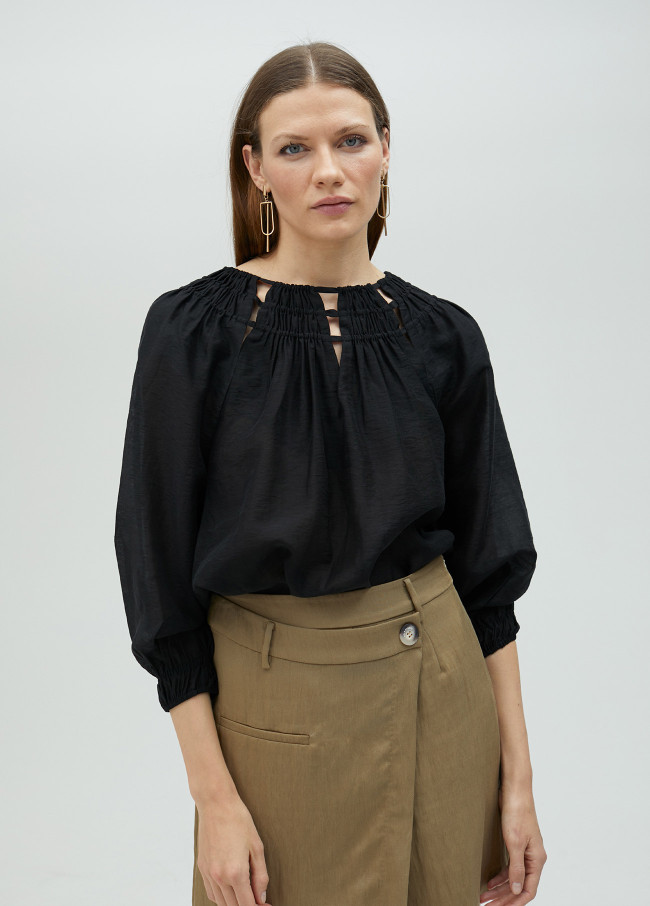 Blouse with collar detail