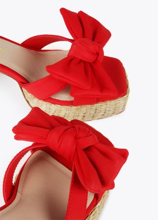 Sandalen mit Absatz und Schleife