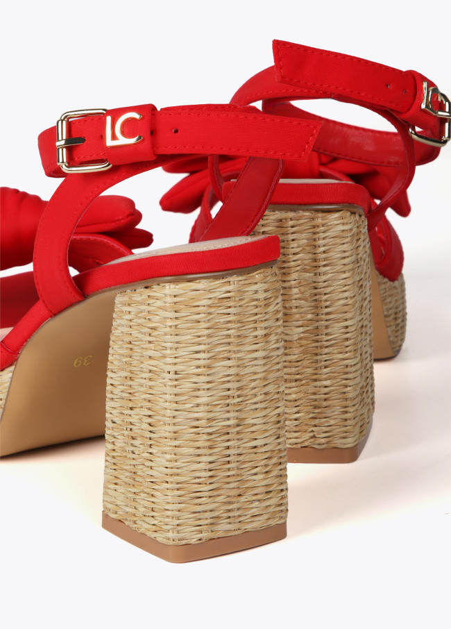 Sandalen mit Absatz und Schleife