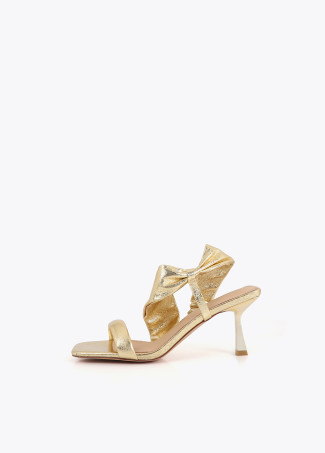 Sandalen mit Absatz und metallisierten Riemen