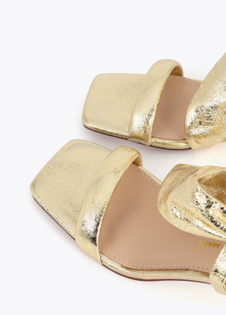 Sandali con tacco e fascette metallizzate