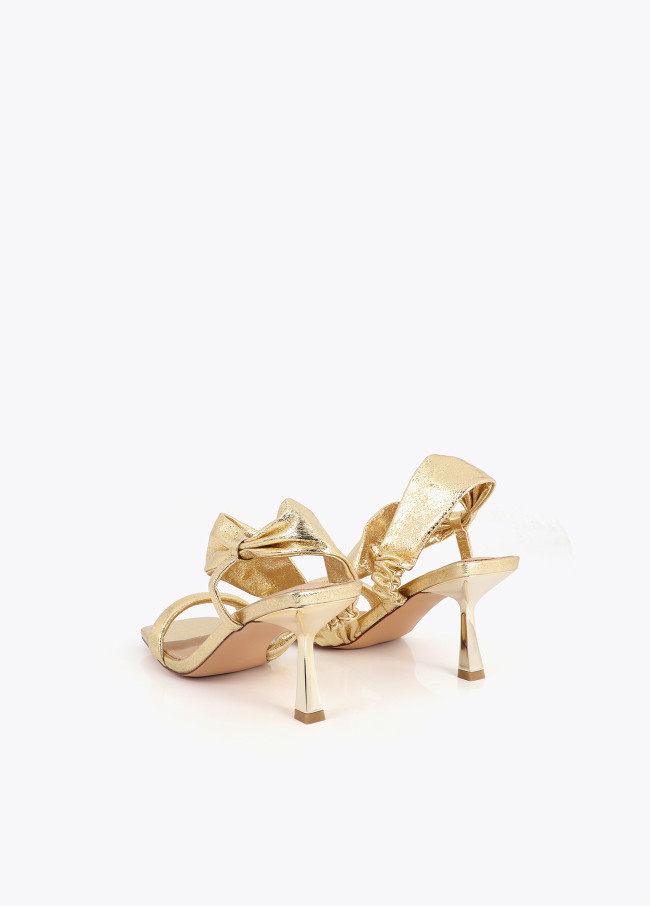 Sandalen mit Absatz und metallisierten Riemen