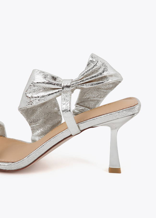 Sandalen mit Absatz und metallisierten Riemen
