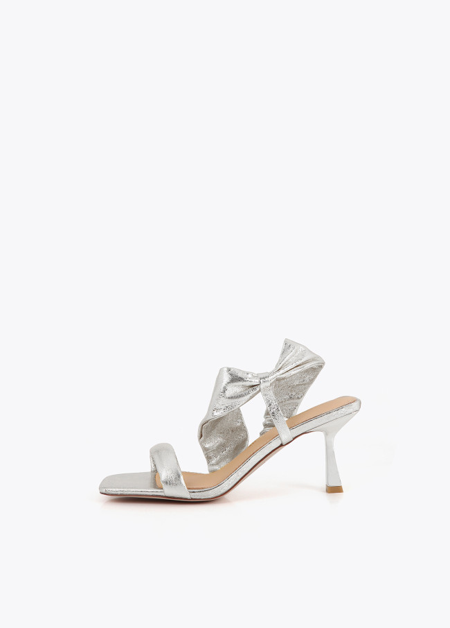 Sandales à talon avec brides métallisées