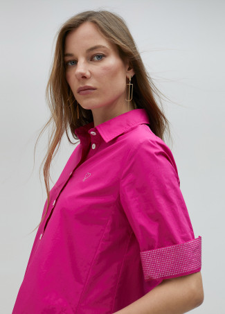 Robe avec strass sur les manches