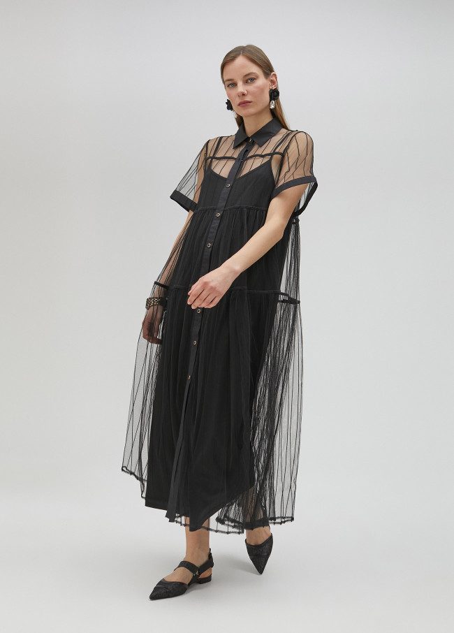 Schwarzes Kleid aus Tüll
