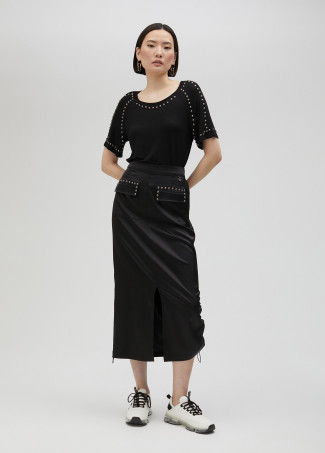 Short-sleeved studded T-shirt