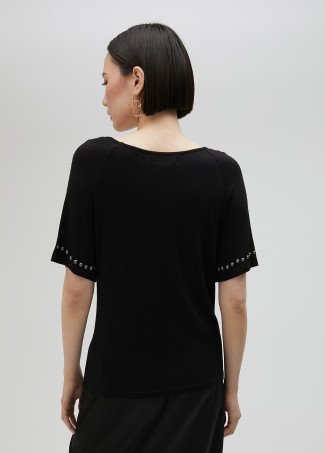 Short-sleeved studded T-shirt