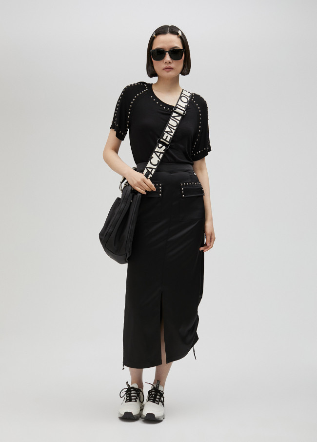 Short-sleeved studded T-shirt