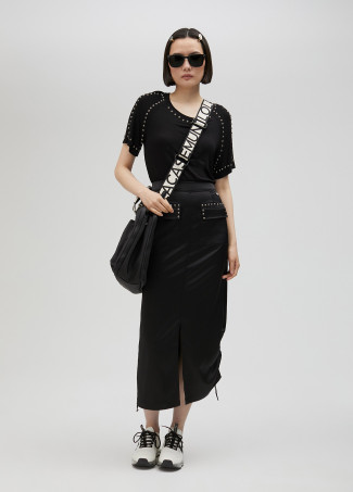 Short-sleeved studded T-shirt