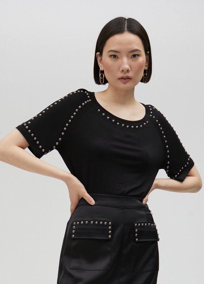 Short-sleeved studded T-shirt