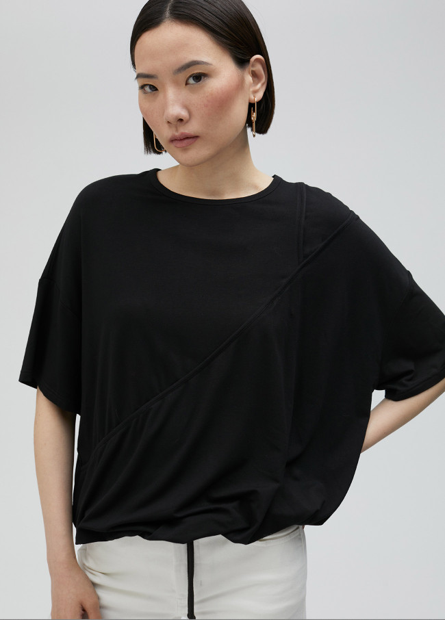 T-shirt with knotted hem