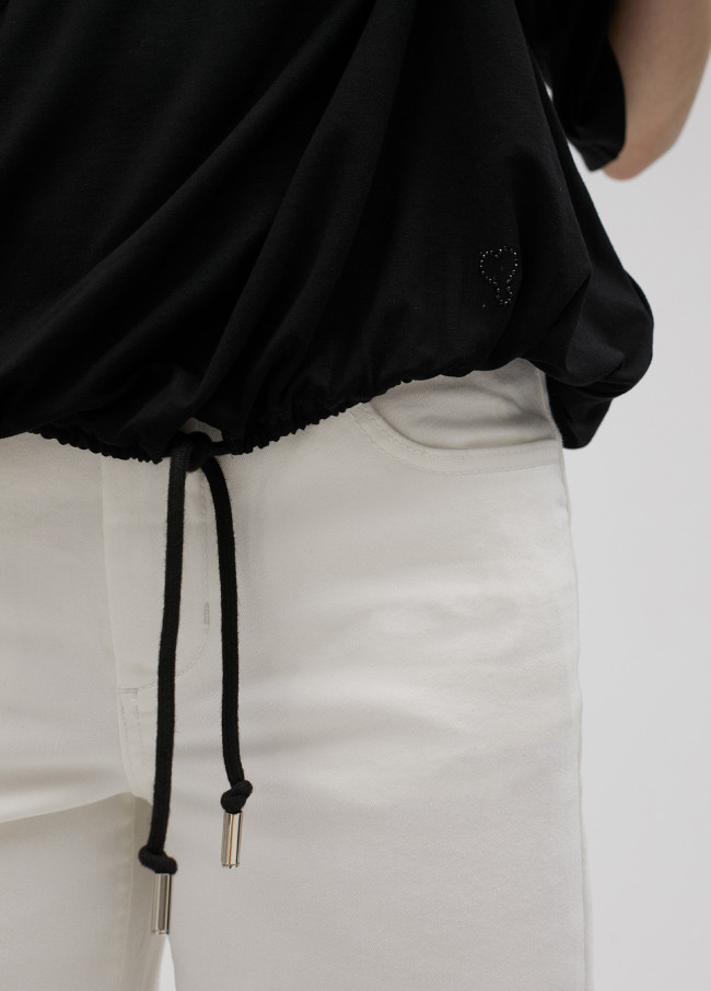 T-shirt with knotted hem