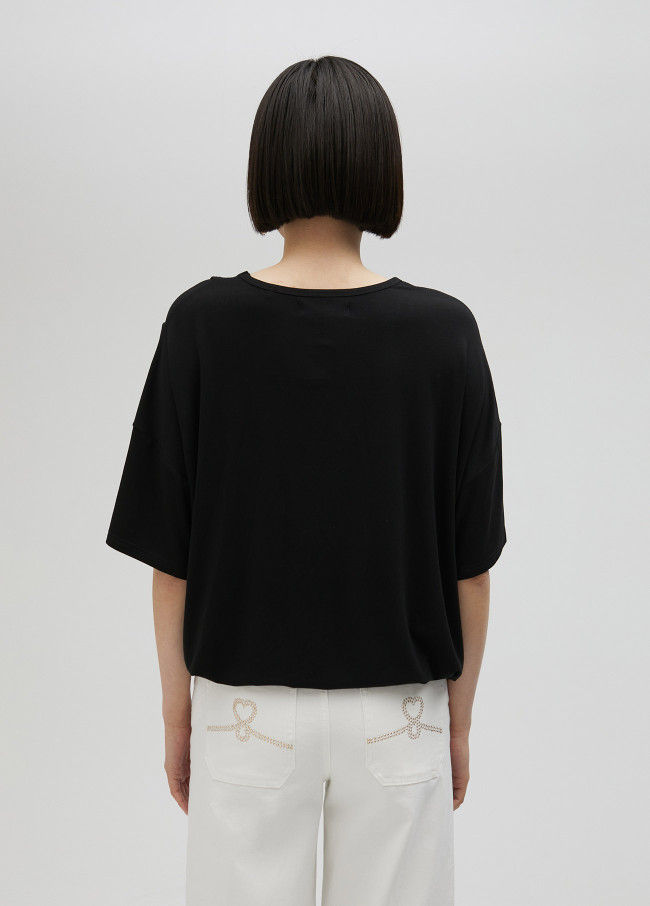 T-shirt with knotted hem