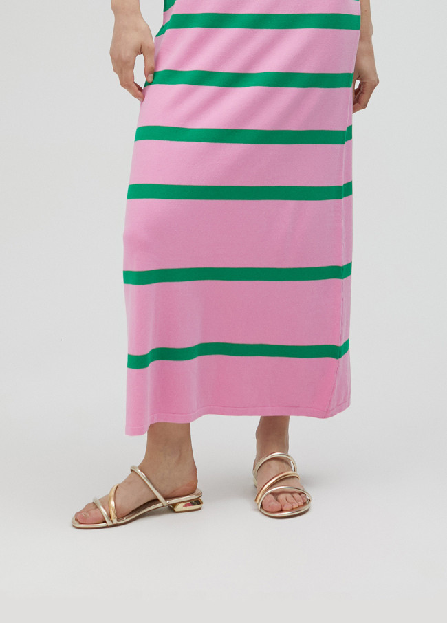 Flat sandals with metallic straps and gold heel