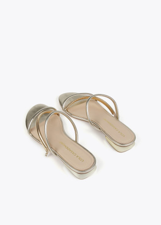 Flache Sandalen mit metallisierten Lederriemen und goldfarbenem Absatz