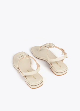 Sandalen mit Zehenriemen und Blumendetail