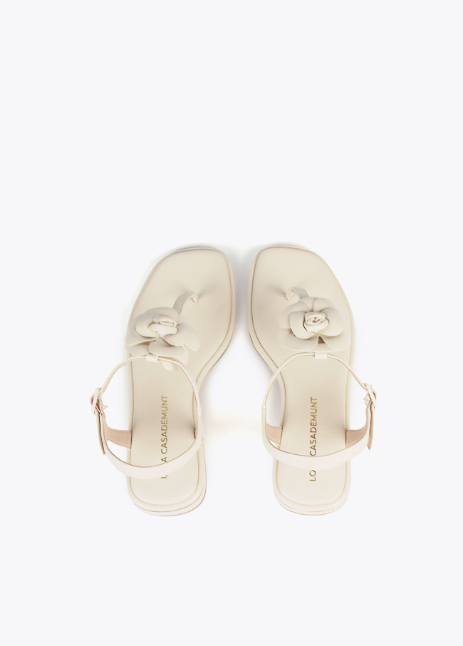 Sandals with toe dividers and flower detail