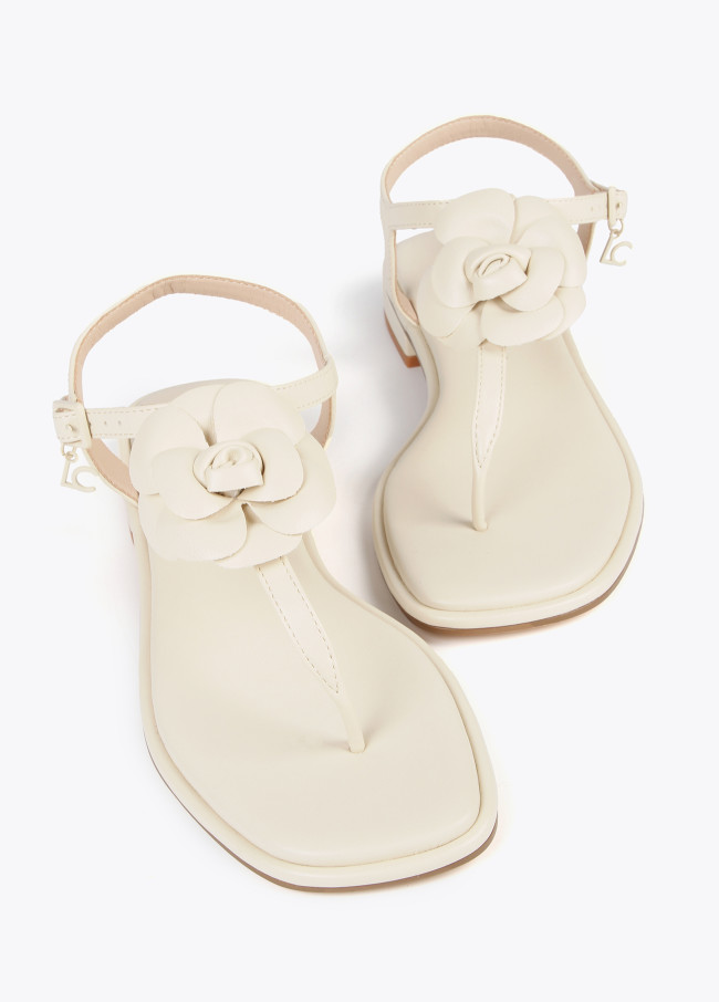 Sandales avec bride à entre-doigts et fleur
