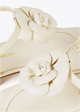 Sandals with toe dividers and flower detail