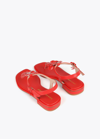 Sandalen mit Zehenriemen und Blumendetail