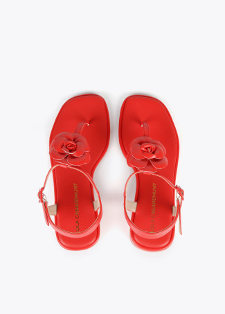 Sandalen mit Zehenriemen und Blumendetail