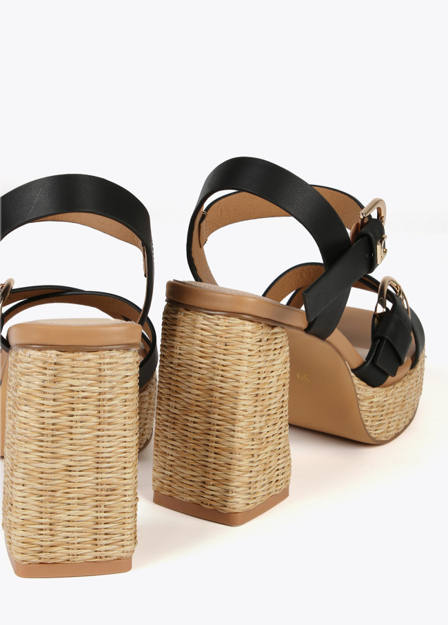 Sandalen mit Absatz und Schnalle