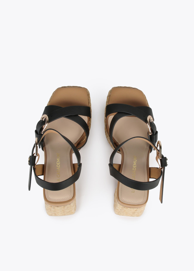 Sandalen mit Absatz und Schnalle