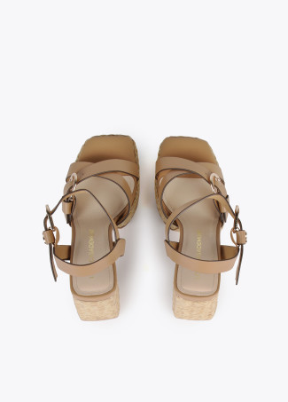 Sandalen mit Absatz und Schnalle