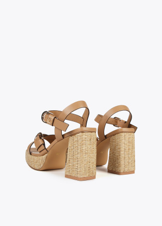 Sandalen mit Absatz und Schnalle